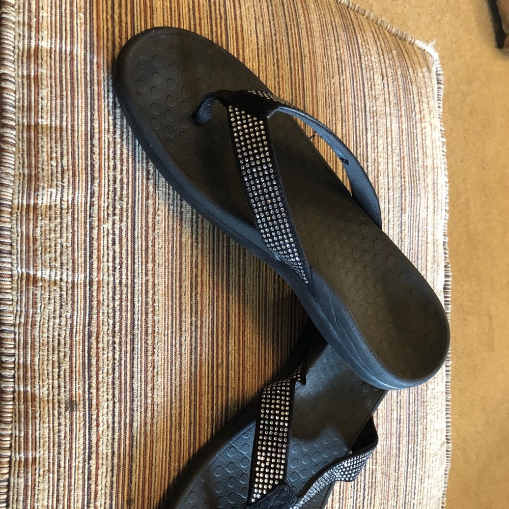 NWOT VIONIC FLIP FLOPS